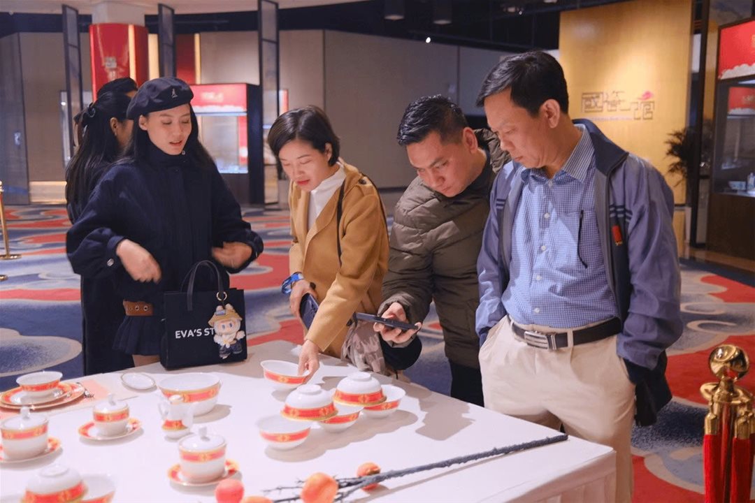 Discovering modern Jiangxi ceramic tableware, innovatively designed not only for practical use but also to beautify living spaces and express personal style.