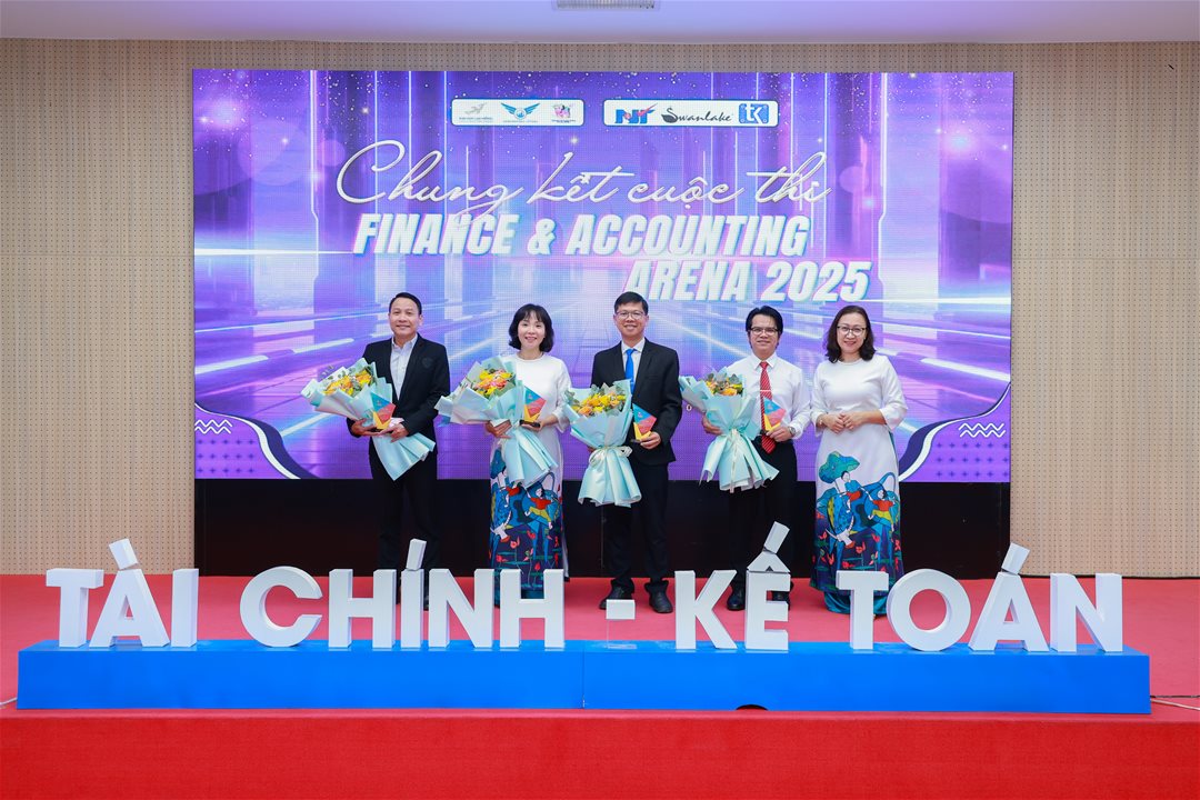 BTC tặng hoa cảm ơn Ban giám khảo