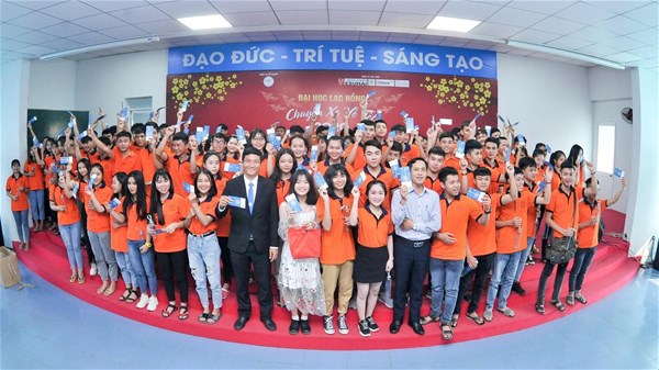 Hành trình trao gần 3.400 vé xe cho sinh viên Lạc Hồng về quê ăn Tết